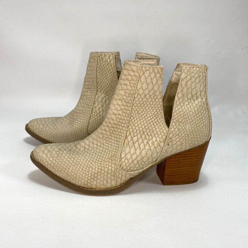 NOT RATED Tarim Taupe Boots Slip On Chunky Heels Faux Snake Sz 9 (LMLB0030-290)
